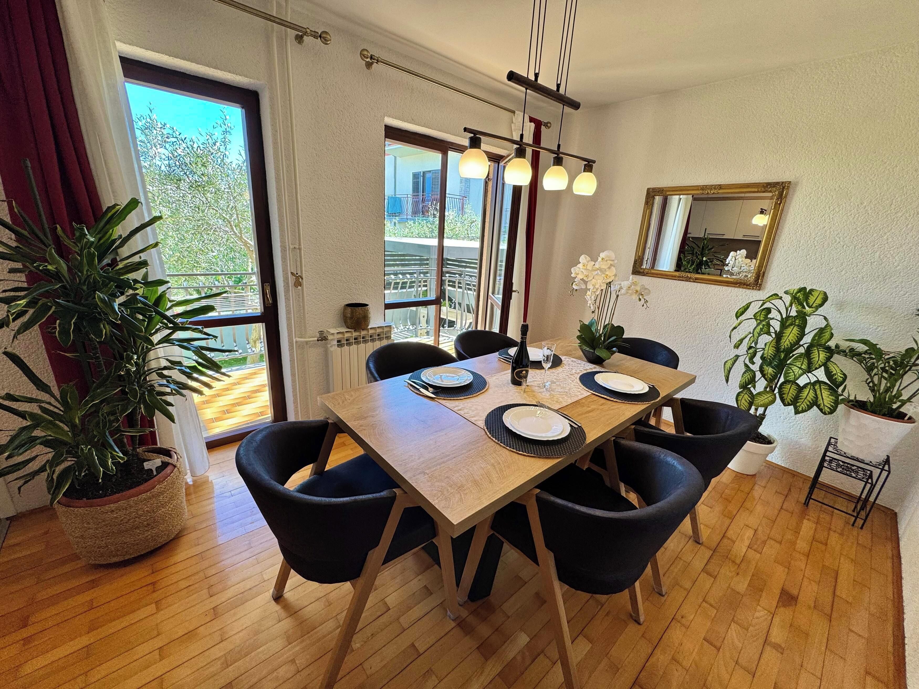 Departamento, 2 habitaciones, balcón | Área de sala de estar | Televisión de pantalla plana 