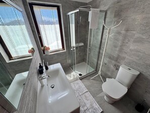 公寓, 2 间卧室, 阳台 | 浴室 | 淋浴设施、吹风机、毛巾