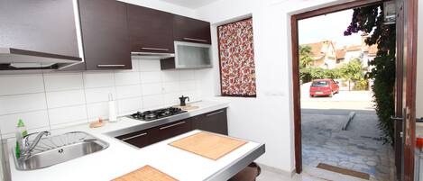 Lejlighed - 1 soveværelse | Privat køkken | Køleskab, mikrobølgeovn, kogeplade, kaffe-/temaskine