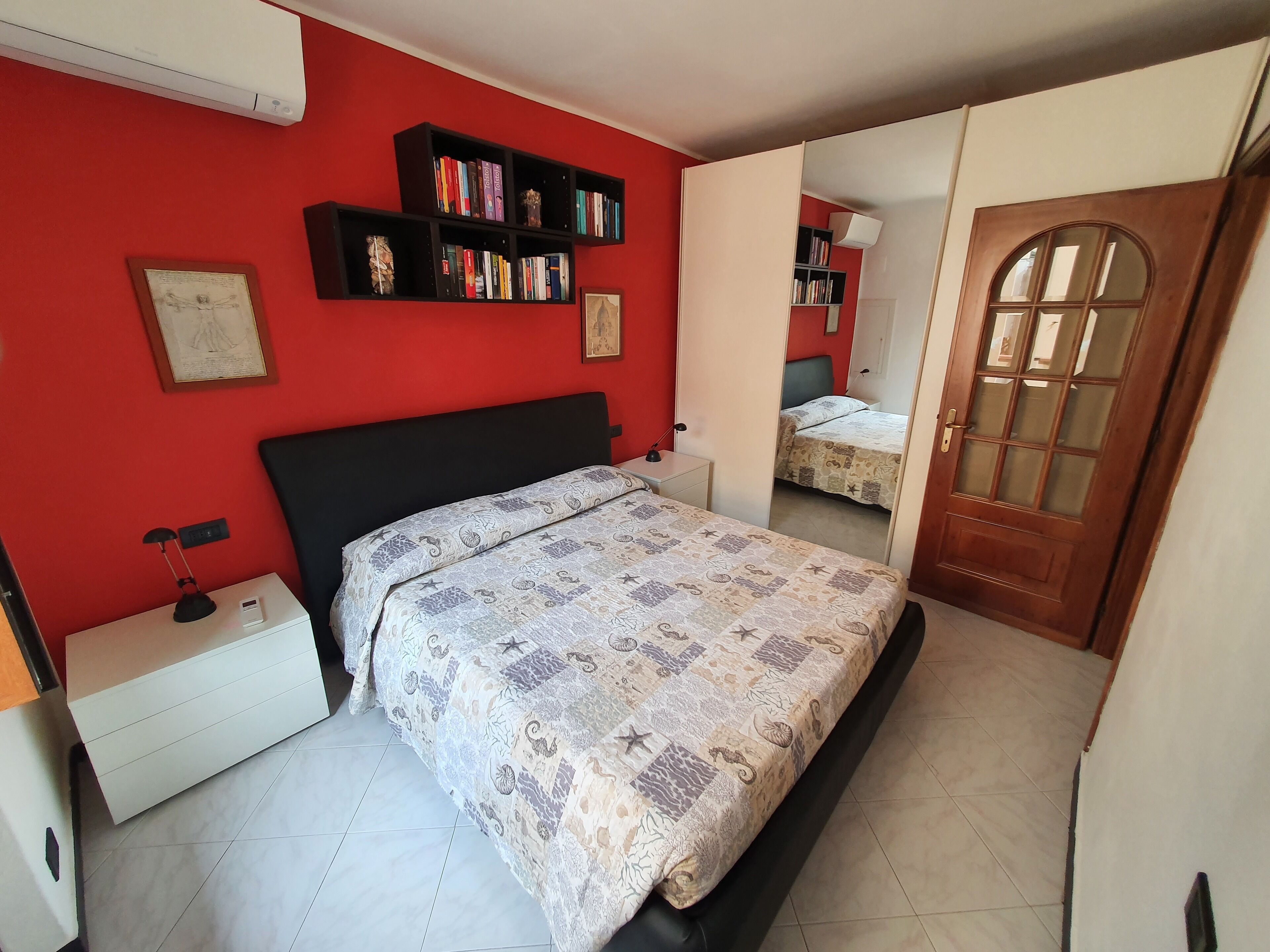 2 chambres, coffres-forts dans les chambres, fer et planche à repasser