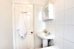 Walter Place | Bathroom | Hair dryer, towels, shampoo, toilet paper - Walter Place (Edgware)