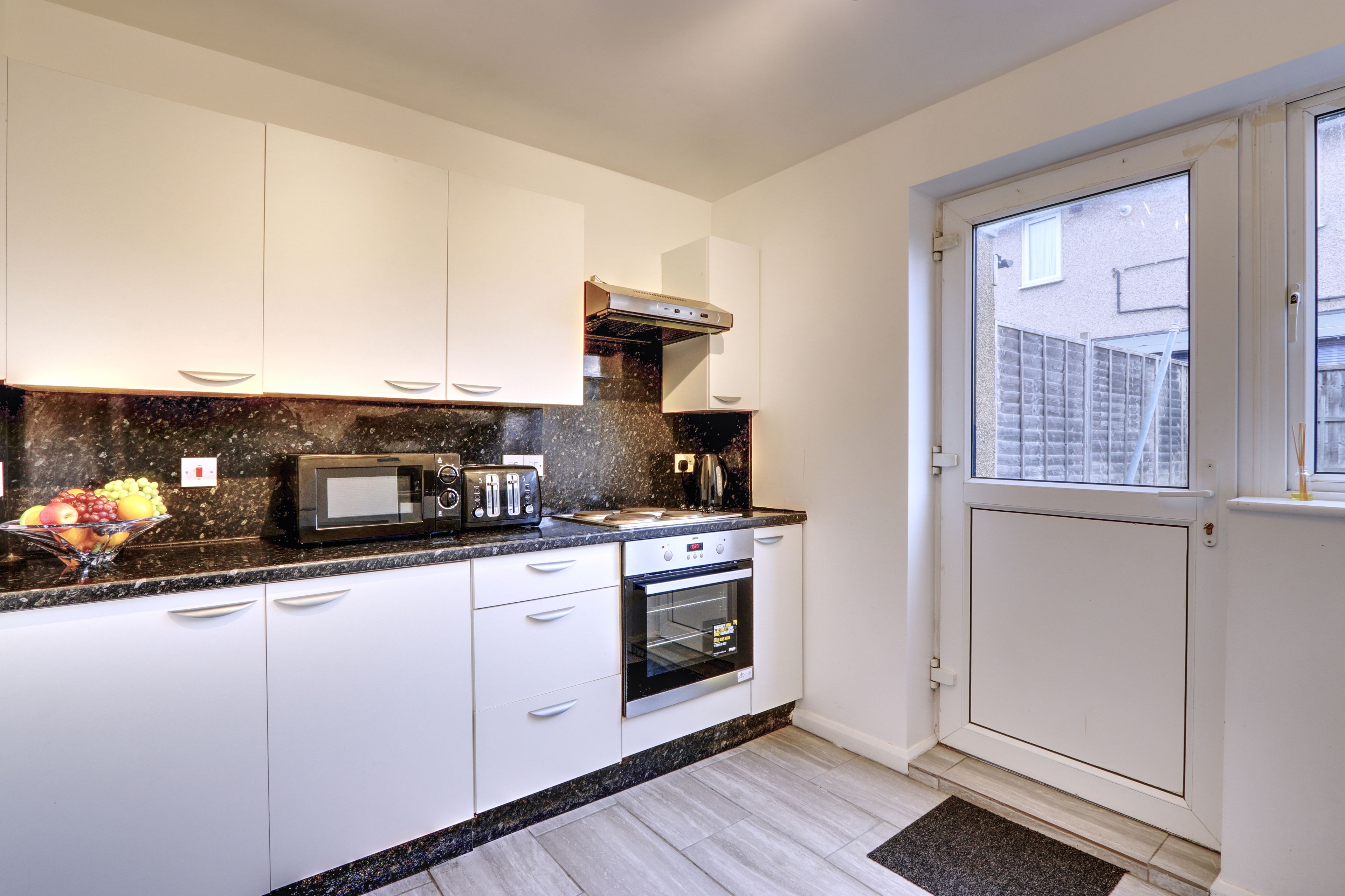Walter Place | Private kitchen | Fridge, microwave, electric kettle, toaster