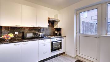 Walter Place | Private kitchen | Fridge, microwave, electric kettle, toaster