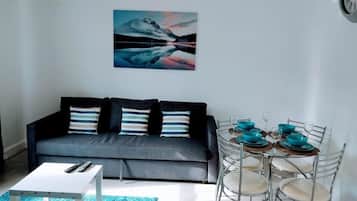 Walter Place | Living area | Flat-screen TV