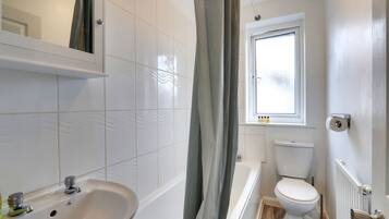 Walter Place | Bathroom | Hair dryer, towels, shampoo, toilet paper