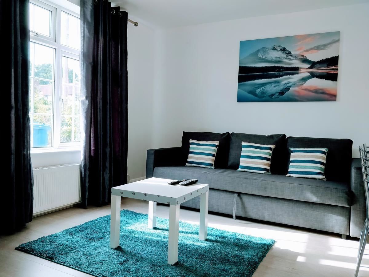 Walter Place | Living area | Flat-screen TV