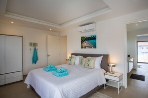 Pillow-top beds, blackout curtains, free WiFi, bed sheets - Villa Hasta La Vista Royal (Jan Thiel)