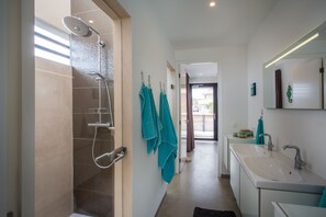 Dusche, Regendusche, Haartrockner, Handtücher