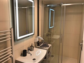 Comfort-Apartment (lila) | Badezimmer