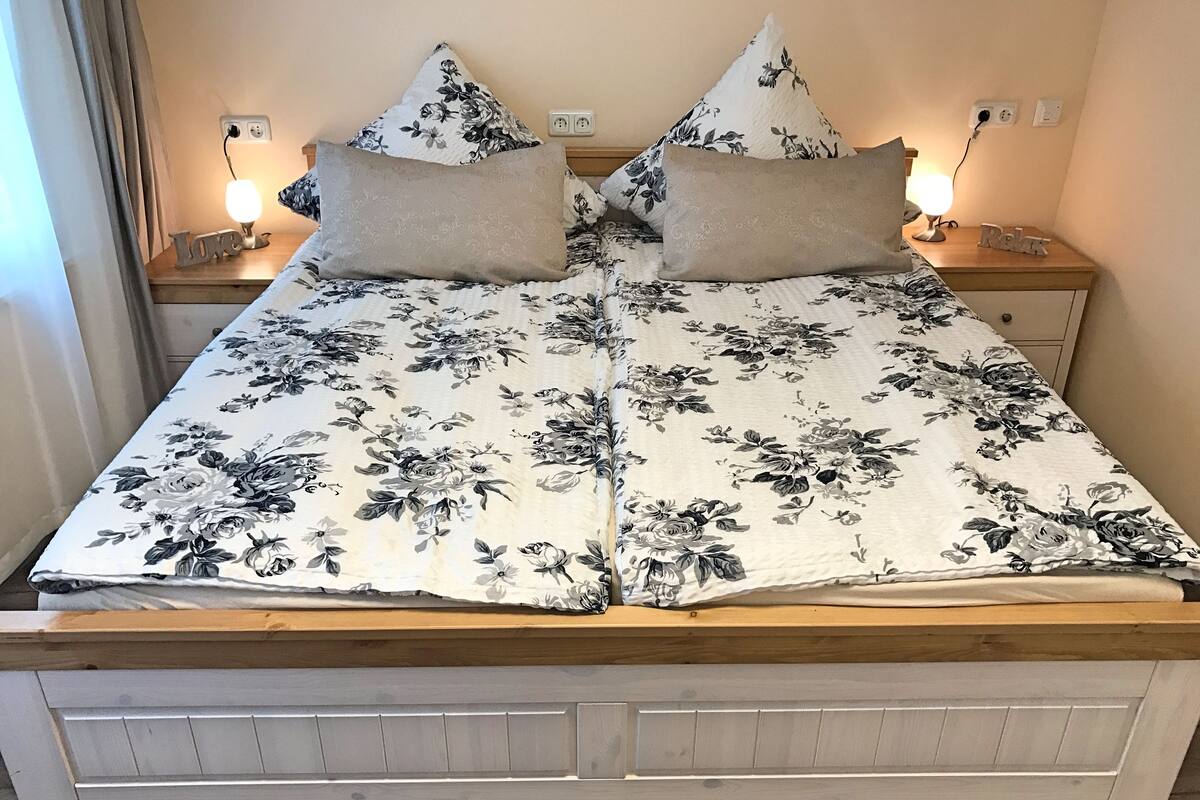 Studio (rot) | Cots/infant beds, free WiFi
