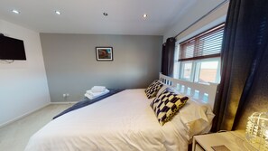 2 bedrooms, blackout curtains, iron/ironing board, free WiFi - Victoria House (Hull)