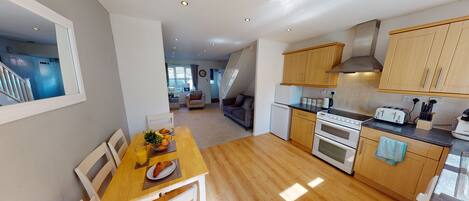 Hus – comfort | Eget kjøkken | Kjøleskap, mikrobølgeovn, ovn og vannkoker