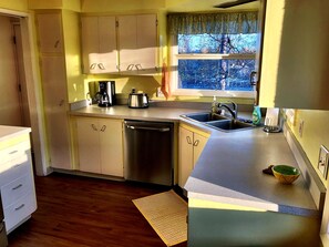 Fridge, microwave, oven, stovetop - Alaska Explorer Headquarters (Anchorage)