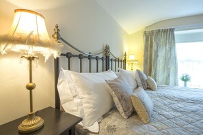 The Yellow Room (Super King or Twin) | Tabla de planchar con plancha, wifi gratis, ropa de cama