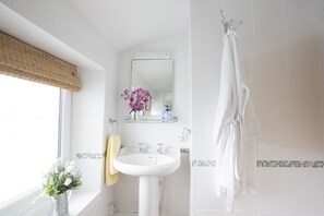 The Yellow Room (Super King or Twin) | Baño | Ducha y bañera combinadas y artículos de higiene personal gratuitos
