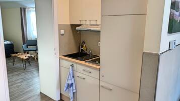 Căn hộ, 2 phòng ngủ (lila) | Bếp nhỏ riêng | Tủ lạnh, bếp nấu, dụng cụ nấu nướng/bát dĩa/dao nĩa