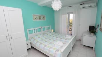 Twin Room, Balcony | 1 bedroom, iron/ironing board, free WiFi, bed sheets
