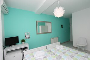 Tvåbäddsrum - balkong | 1 sovrum, strykjärn/strykbräda, gratis wi-fi och sängkläder