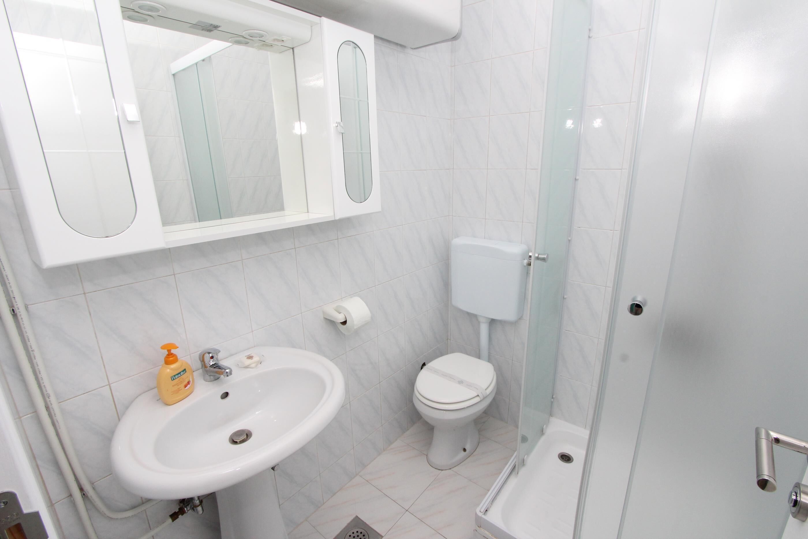 Tweepersoonskamer, balkon | Badkamer | Een douche, een haardroger, handdoeken, toiletpapier