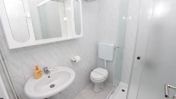 Tweepersoonskamer, balkon | Badkamer | Een douche, een haardroger, handdoeken, toiletpapier