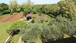 A rural landscape with a small building surrounded by fields and trees. - Rooms Petra (Rovinj)