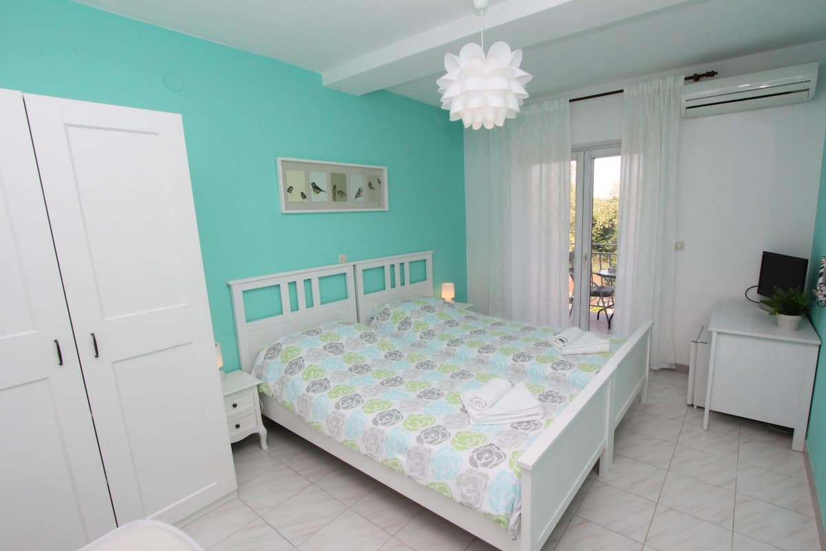 Habitación con 2 camas individuales, balcón | 1 habitación, tabla de planchar con plancha, wifi gratis y ropa de cama