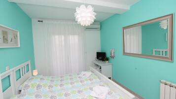 Zweibettzimmer, Balkon | 1 Schlafzimmer, Bügeleisen/Bügelbrett, kostenloses WLAN, Bettwäsche