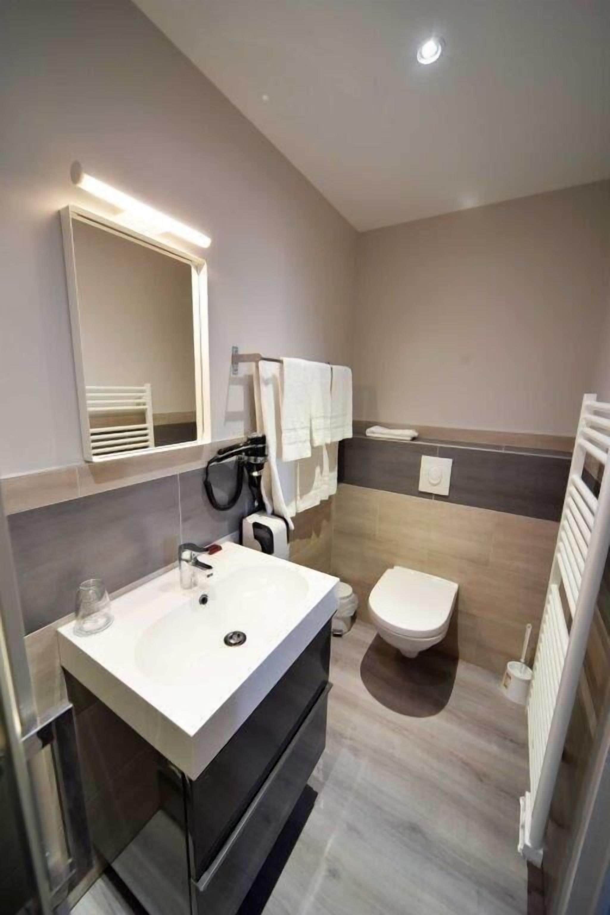 quadruple room | bathroom sink