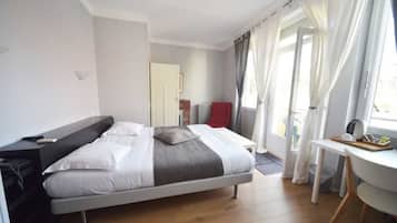 Triple Room | Individually decorated, individually furnished, desk, blackout drapes