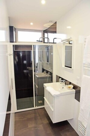 Quarto casal | Banheiro | Chuveiro, produtos de toalete grátis, secador de cabelo 
