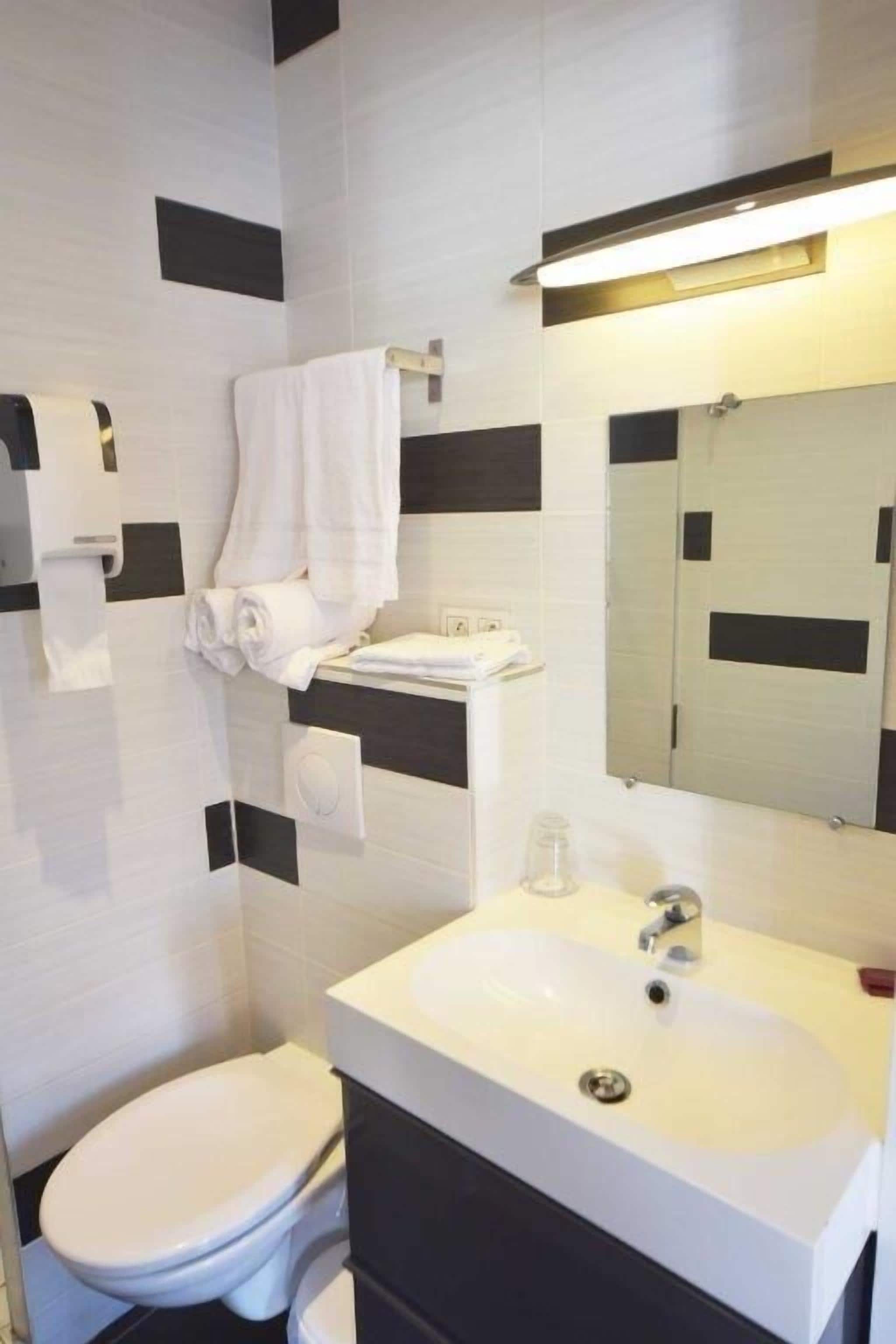 triple room | bathroom sink