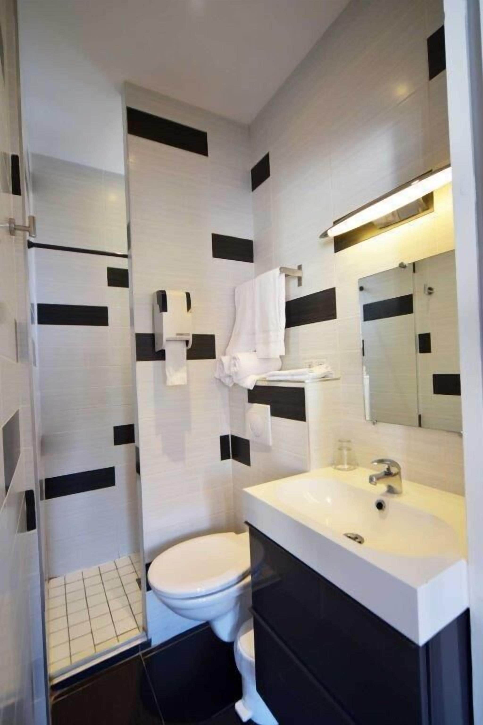 triple room | bathroom | shower, free toiletries, hair dryer, towels