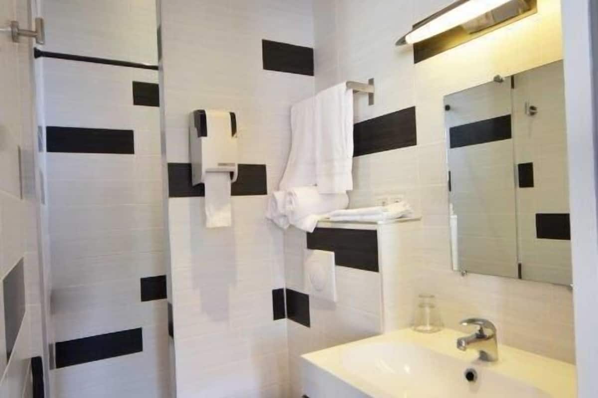 triple room | bathroom | shower, free toiletries, hair dryer, towels