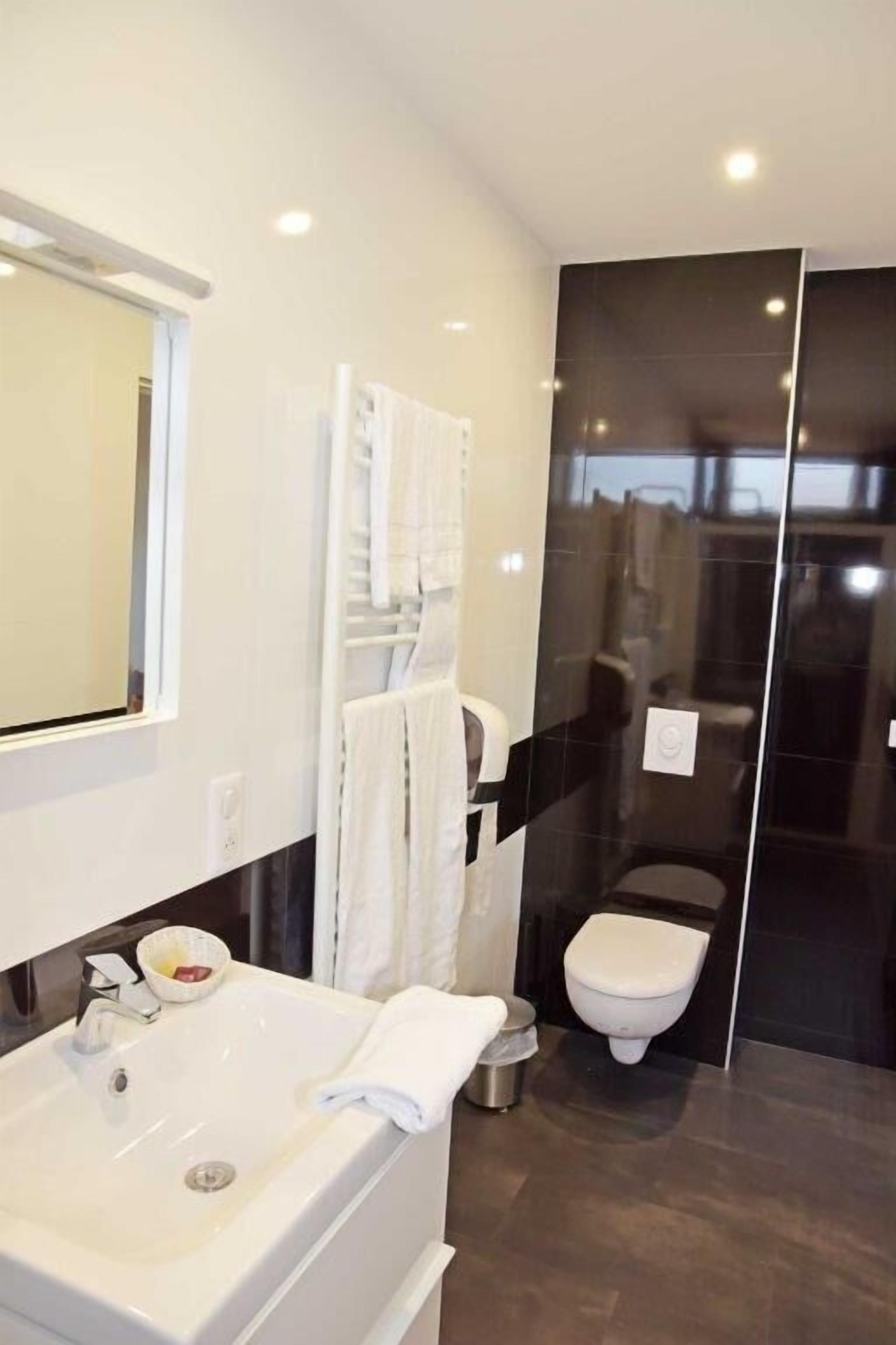 double room | bathroom | shower, free toiletries, hair dryer, towels
