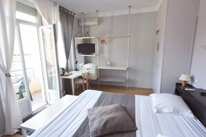Triple Room | Individually decorated, individually furnished, desk, blackout drapes - Hotel de Paris (Capdenac) (Capdenac-Gare)