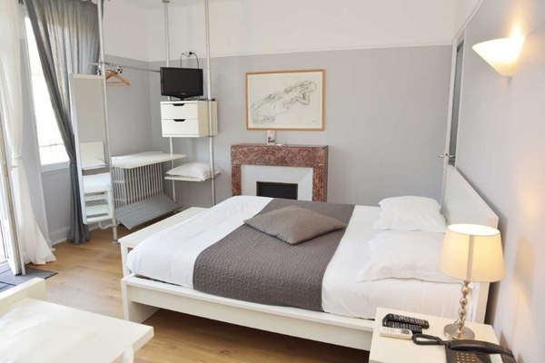 Dreibettzimmer | Schreibtisch, Verdunkelungsvorhänge, Bügeleisen/Bügelbrett