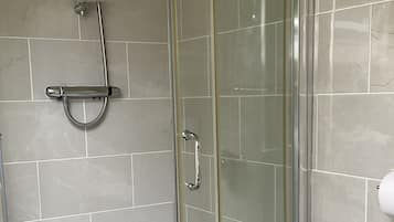 Triple Room (Kilbrannan) | Bathroom | Hair dryer, soap, shampoo, toilet paper