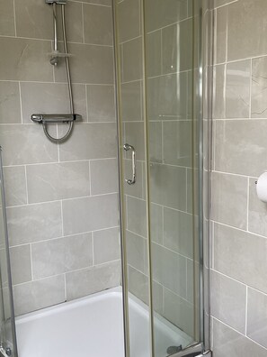 トリプルルーム (Kilbrannan) | バスルーム | ヘアドライヤー、石鹸、シャンプー、トイレットペーパー