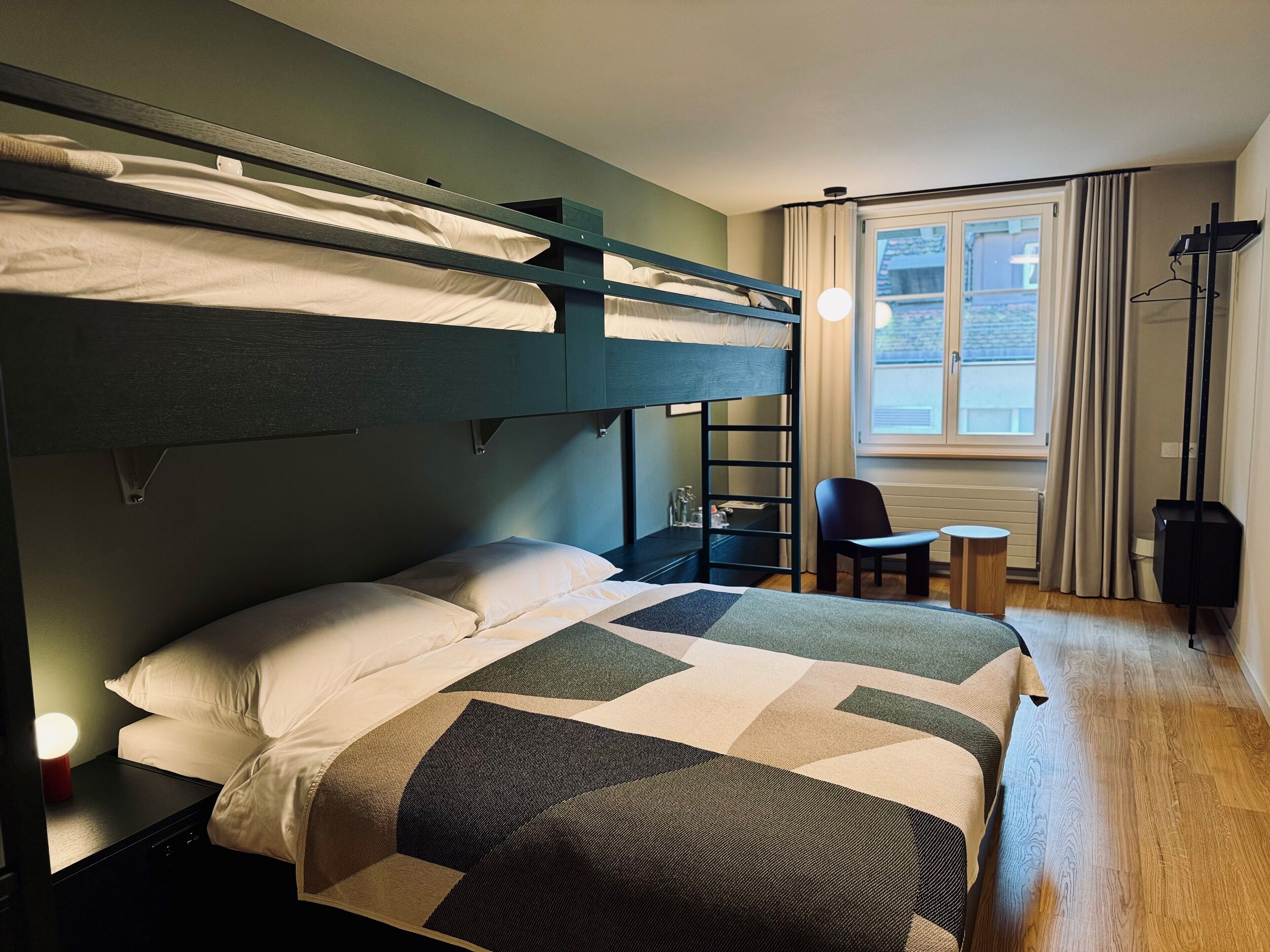 Familieværelse til 4 personer | Skrivebord, arbejdsområde til bærbare computere, lydisolering