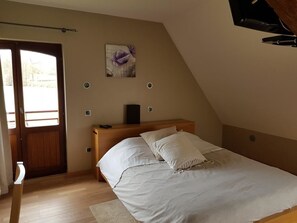 Tweepersoonskamer | Een kluis op de kamer, individueel gedecoreerd, individueel gemeubileerd