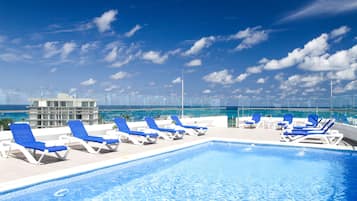 Piscine extérieure, chaises longues