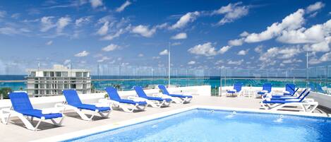 Utomhuspool med öppettider 08.00 till 19.00, och solstolar