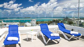 Piscina externa, funciona das 8h às 19h, espreguiçadeiras