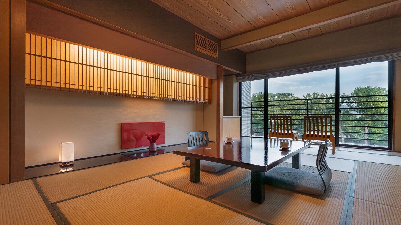 Een traditionele Japanse kamer met tatami vloerbedekking, een lage tafel en een schuifbare shoji-scherm.
