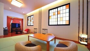 A traditional Japanese-style room with tatami flooring, a low table, and woven chairs. - Ryusen Bettei Kanzanchogetsu (Kawasaki)