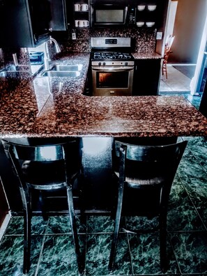 Habitación individual, 1 cama Queen size, vista a la montaña | Instalaciones de cocina compartida | Cafetera y tetera, refrigerador y microondas 