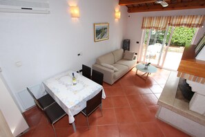 Appartement, 1 chambre, terrasse | Aire de séjour | Téléviseur à écran plat