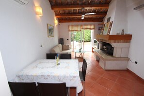 Appartement, 1 chambre, terrasse | Aire de séjour | Téléviseur à écran plat
