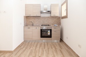 Comfort-Apartment, 2 Schlafzimmer | Eigene Kochnische | Großer Kühlschrank, Ofen, Herdplatte, Kochgeschirr/Geschirr/Besteck