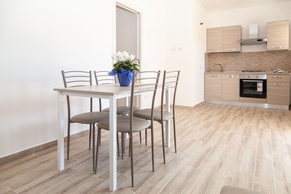 Comfort-Apartment, 2 Schlafzimmer | Wohnbereich | Flachbildfernseher